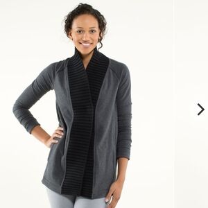 #38 Lululemon Bliss Break Wrap Heathered Black / Black 6/8, 18" P2P